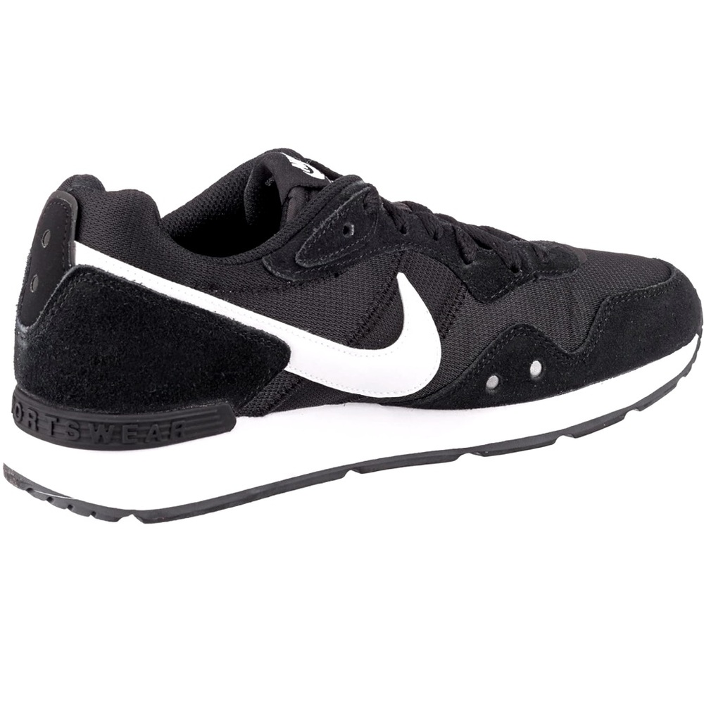 Nike Venture Runner - Men’s size 7, Women’s size 8.5